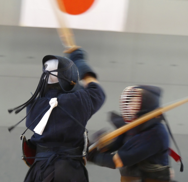 素早い動きで打ち合ってる剣道戦士