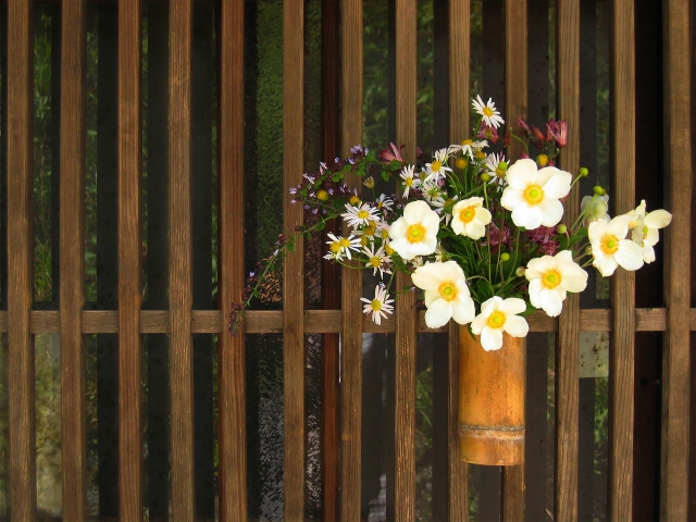 竹筒にきれいな花が活けてある