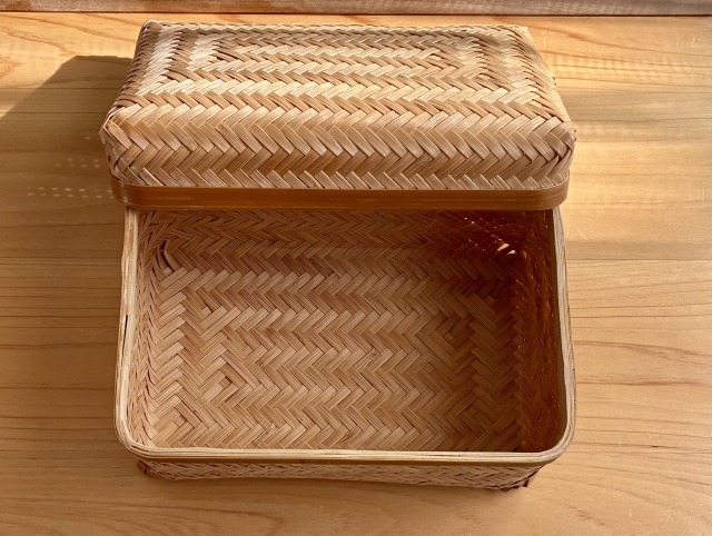 テーブルに置いたらちょうどよさそうな竹かご