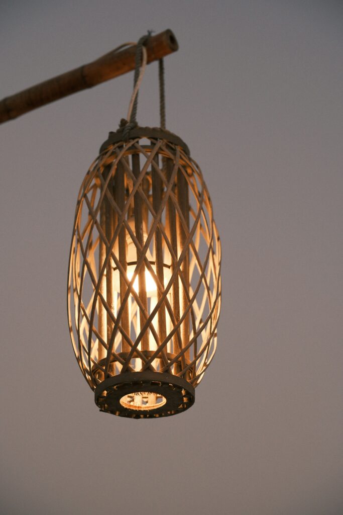 吊り下げられた竹かご