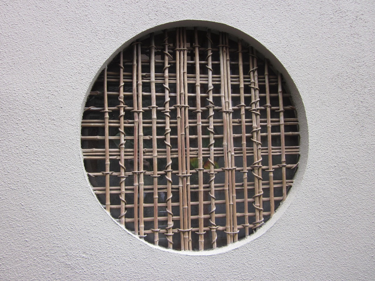 丸窓にたけがはめられている