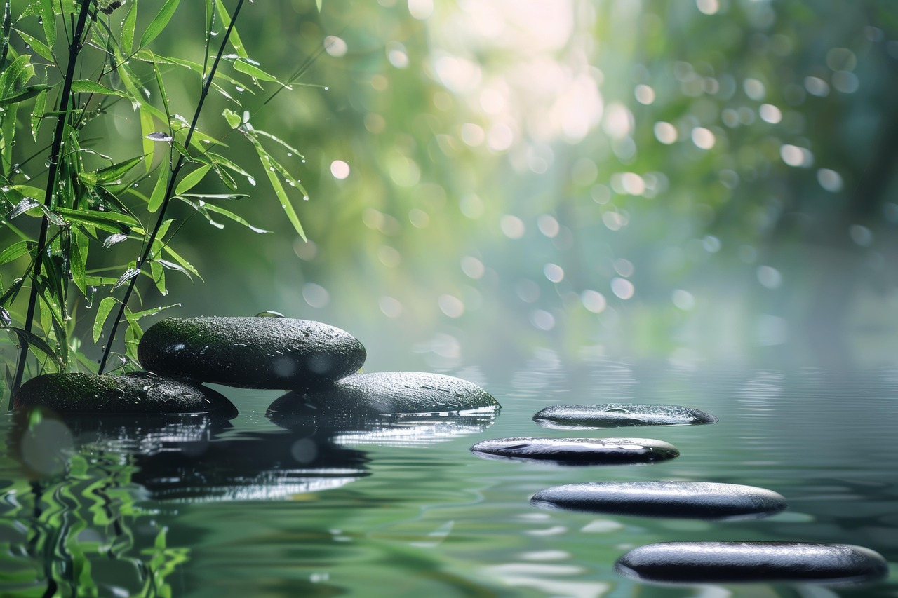 きれいな川のそばに延びる竹と、その足元に規則正しく並ぶきれいな丸石