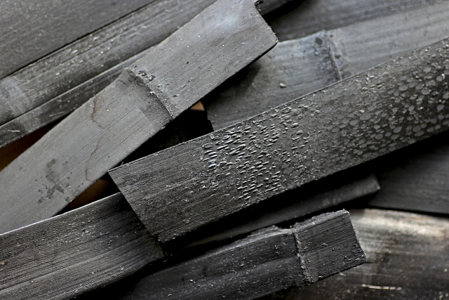 竹炭が並べられているアップの写真