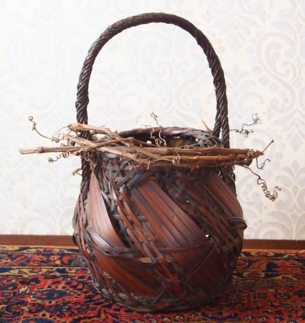 煤だけで作られた味わい深い籠