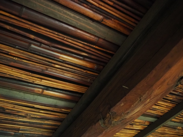 煤竹になった古民家の天井