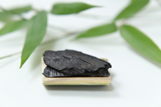 竹の上に載っている竹炭