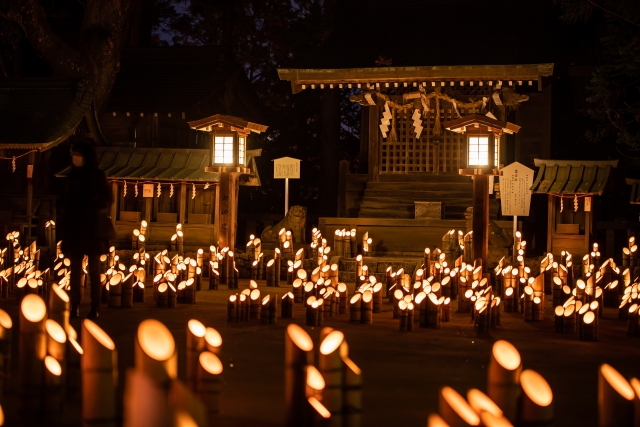 竹灯籠が集まり幻想的な雰囲気になっている
