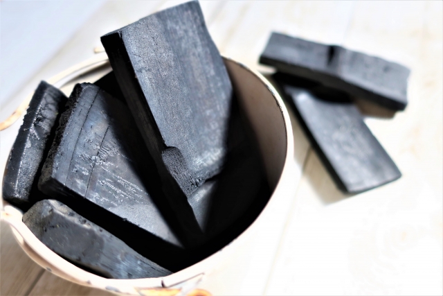 籠の中に入った竹炭