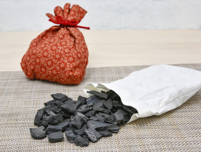 かわいい巾着に入った竹炭がこぼれている