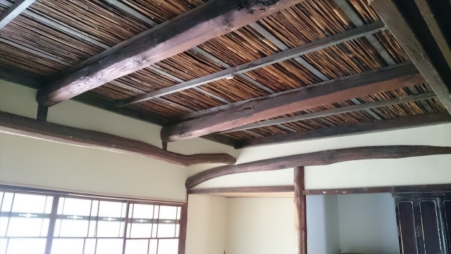 古民家の天井にある深い色合いの煤竹