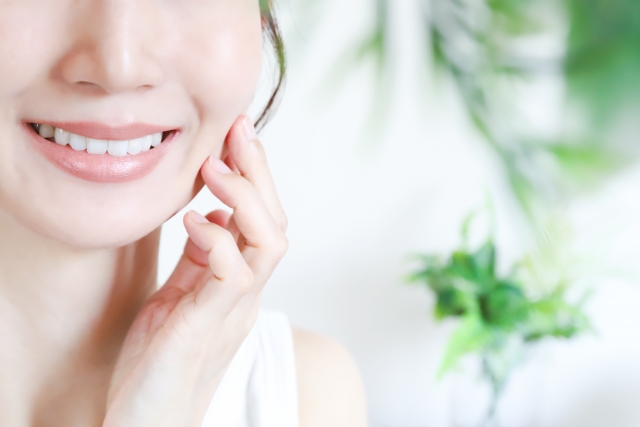 白い歯の女性