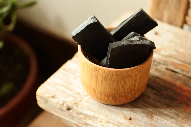 かわいい器に竹炭が入ってる
