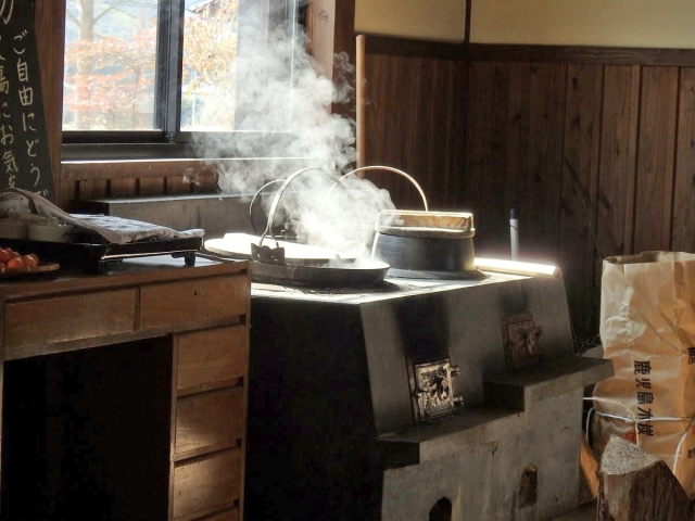 かまどでご飯が炊けてるおいしそうな画像