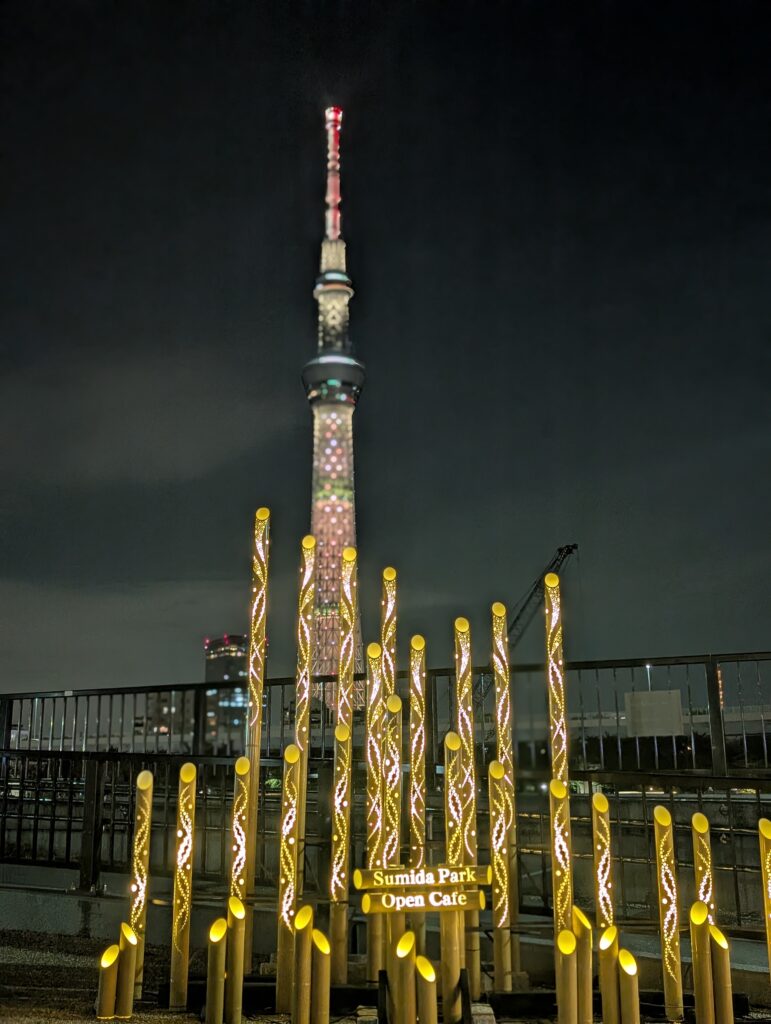 スカイツリーを背に、竹あかりが夜を照らす。
Bamboo lights shine softly beneath the Skytree.