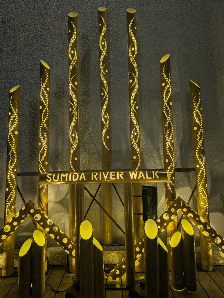 すみだリバーウォークに飾られた竹あかりの象徴的なオブジェ