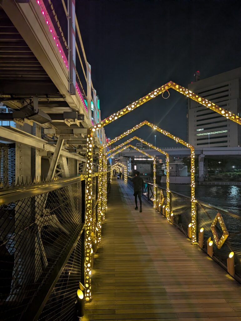 竹あかりのアーチが並ぶ東京下町回遊の隅田リバーウォーク