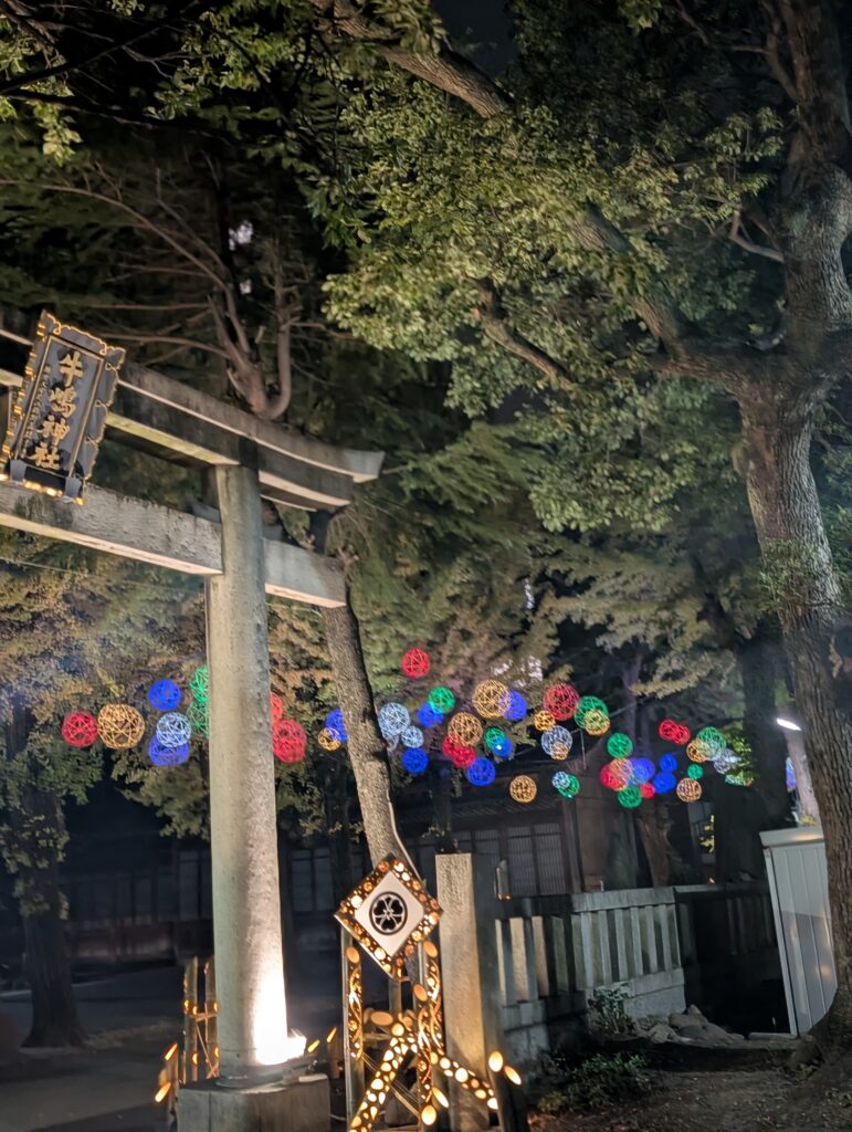 牛嶋神社に飾られた竹毬と竹あかりがライトアップされている