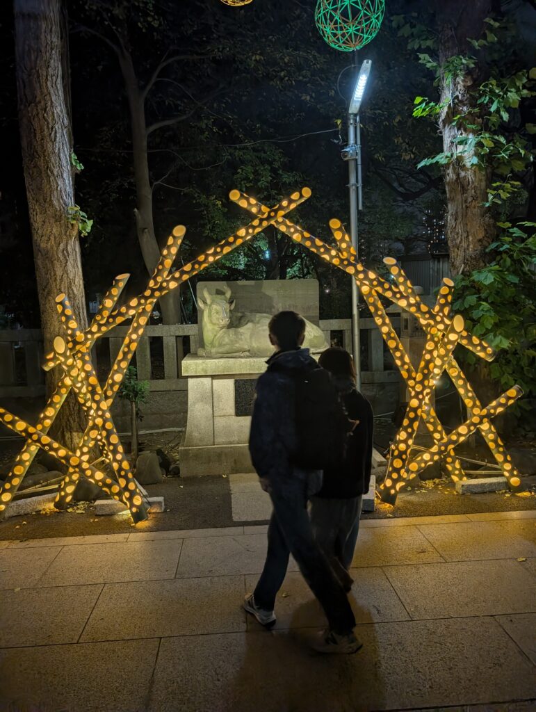 牛嶋神社の境内に灯る竹あかりのアーチと参拝客