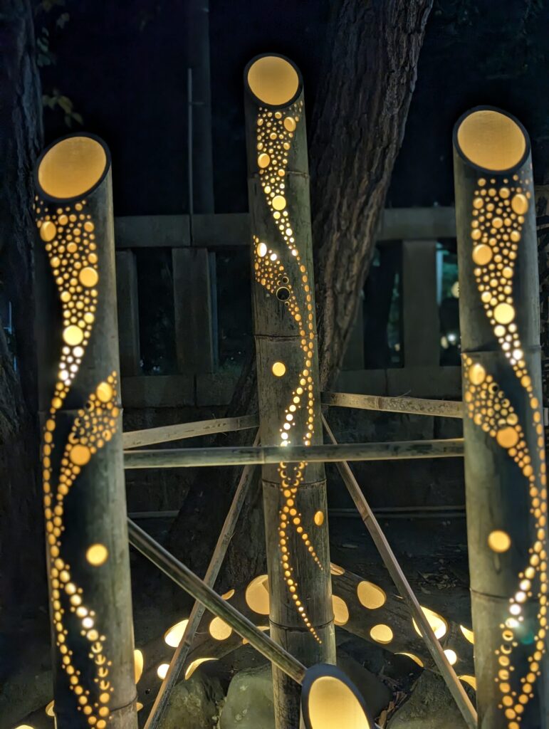 夜に飾られた竹あかり