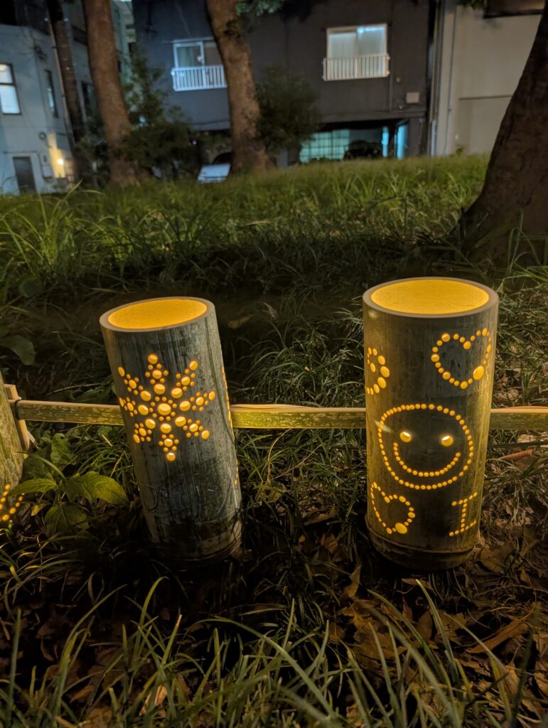 小さな竹あかりに、優しい笑顔