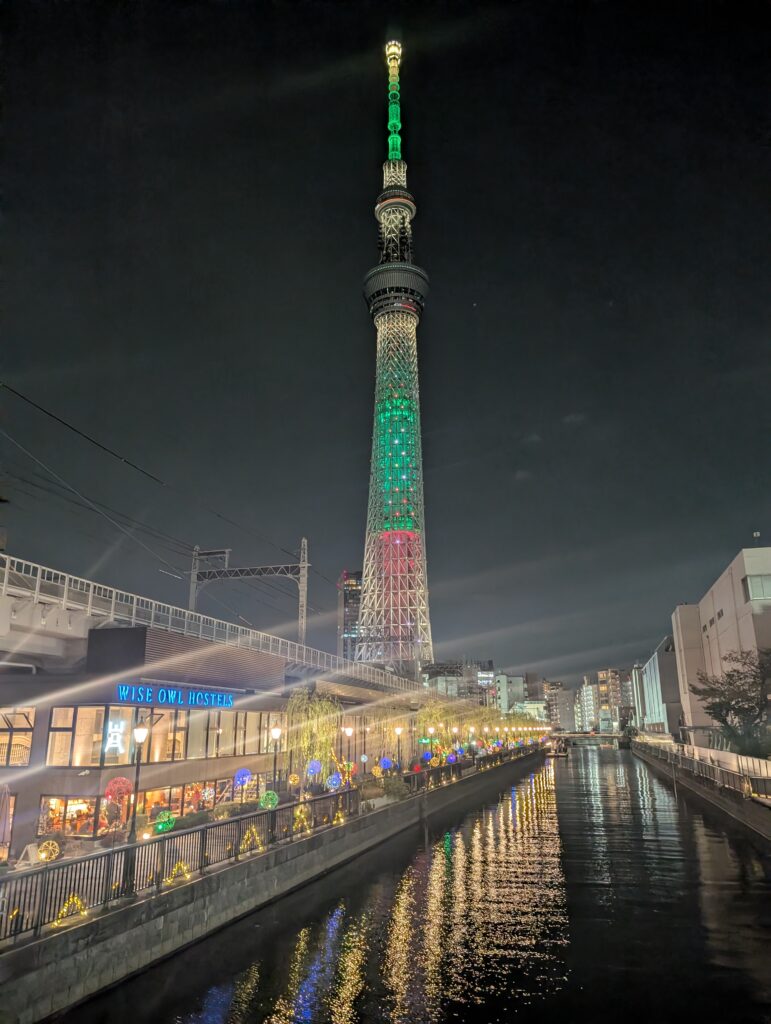 東京下町回遊の北十間川河川テラスを引きで撮った画像。
