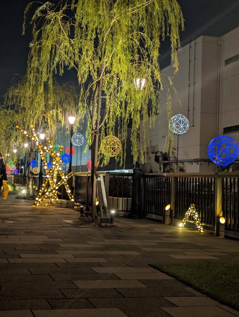 竹あかりと竹毬がきれいに夜の道を彩っている