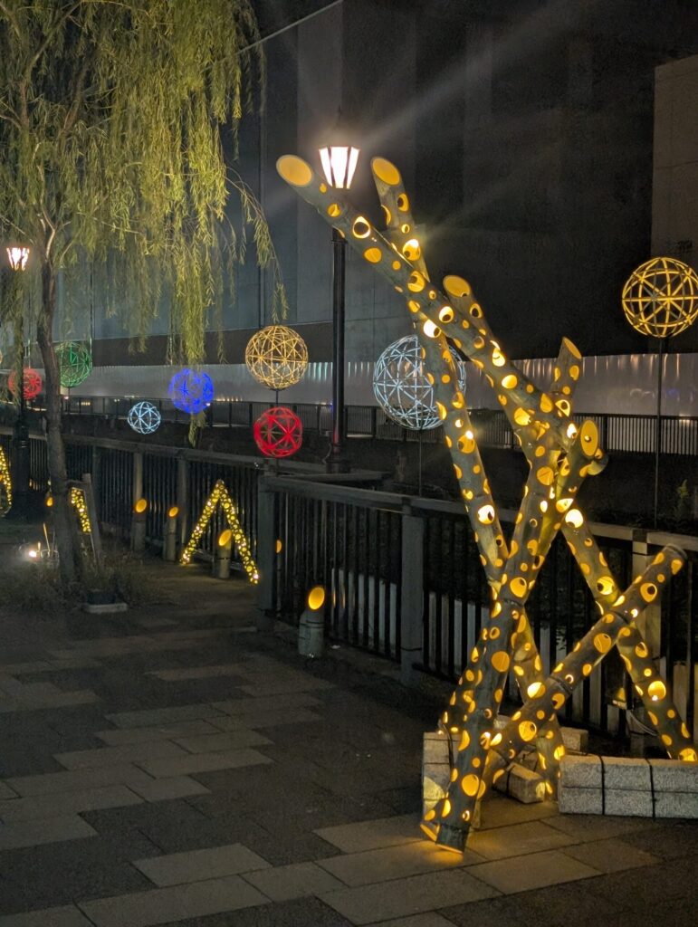 竹あかりのオブジェと色毬とあの日の夜