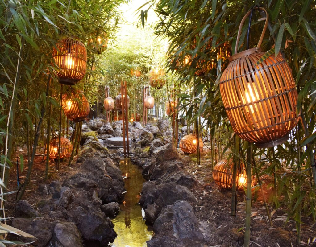 たくさんの竹かごが道に飾られている