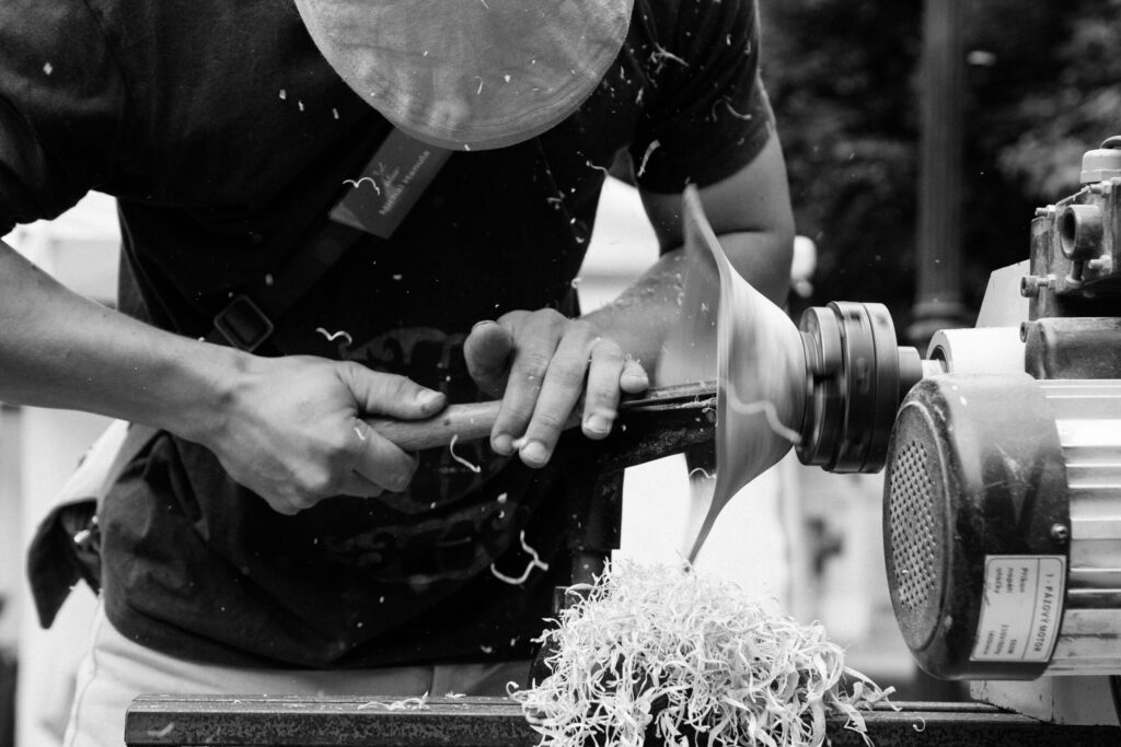 職人が機械でめちゃ加工している