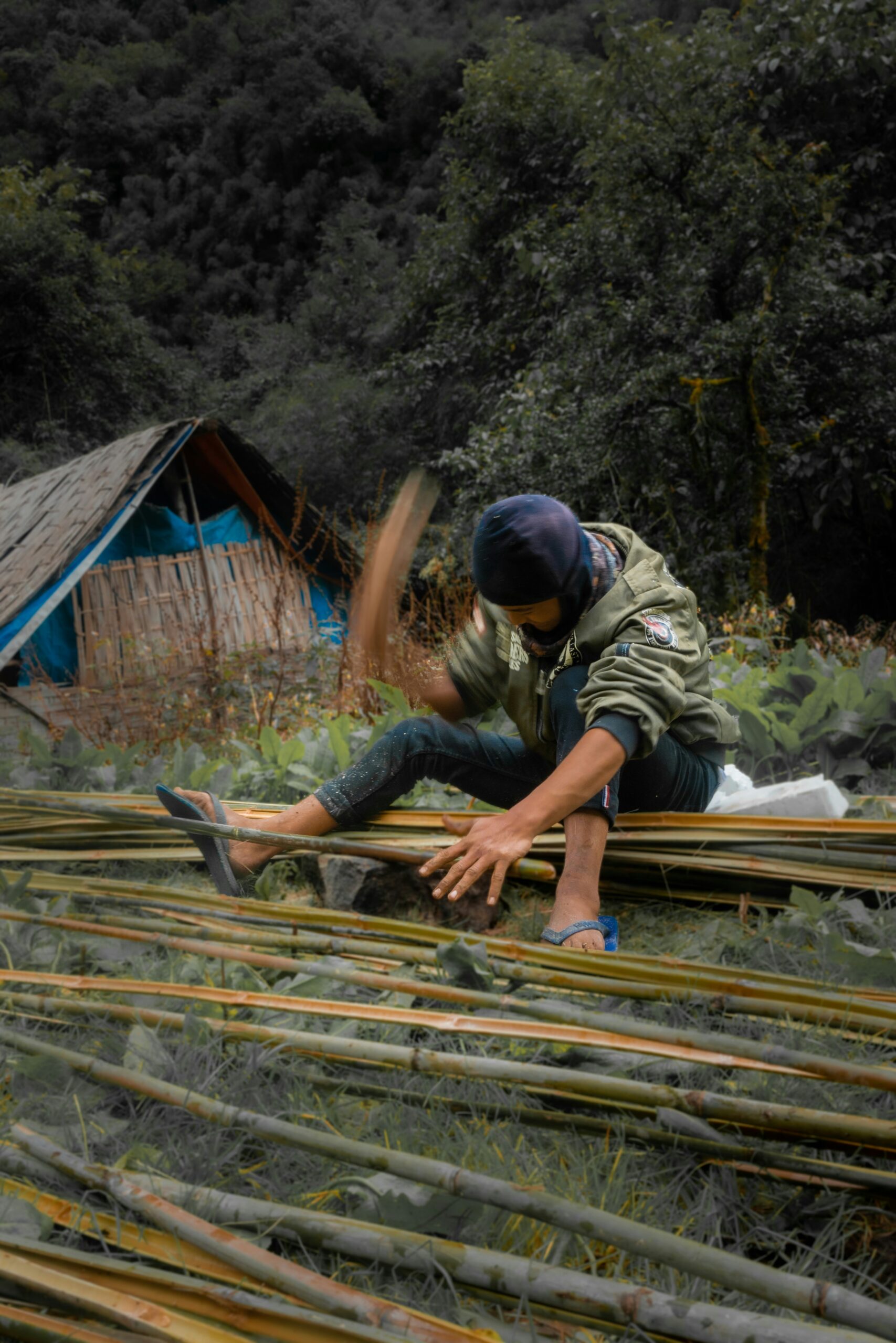 竹を切り分ける職人