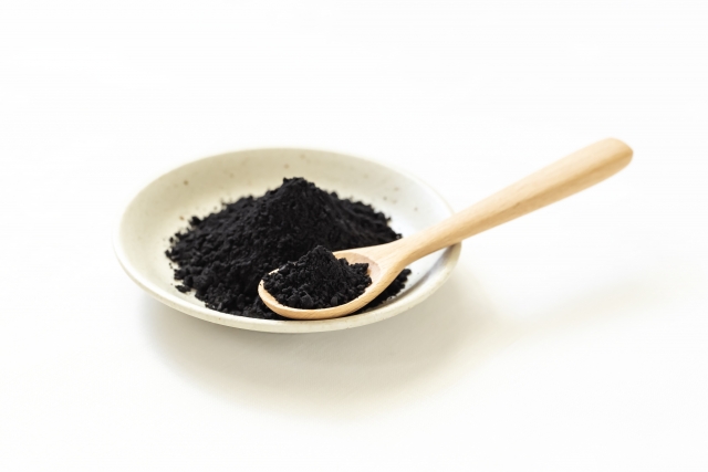 竹炭パウダーをスプーンですっくている
