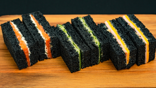 竹炭サンドウィッチ